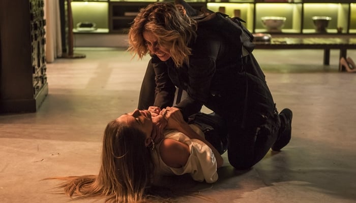 Luzia (Giovanna Antonelli) e Karola (Deborah Secco) em cena de Segundo Sol (Foto: Artur Meninea/Globo)