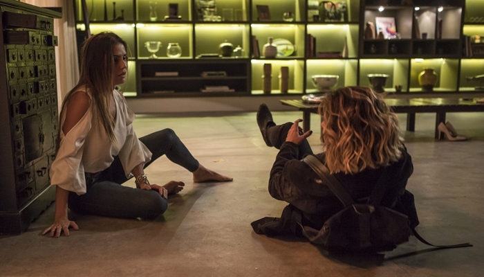 Karola (Deborah Secco) e Luzia (Giovanna Antonelli) em cena de Segundo Sol (Foto: Artur Meninea/Globo)