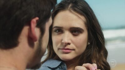 Marocas (Juliana Paiva) em cena de O Tempo Não Para
(Foto: Reprodução/Globo)