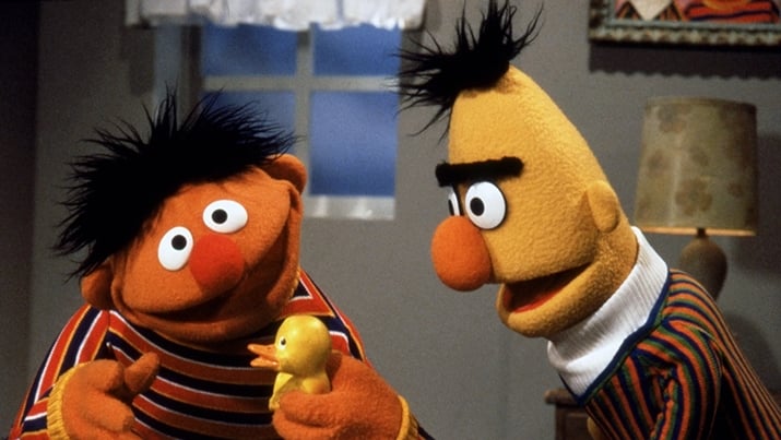 Fantoches Ernie e Bert em cena de Vila Sésamo. (Foto: Reprodução)