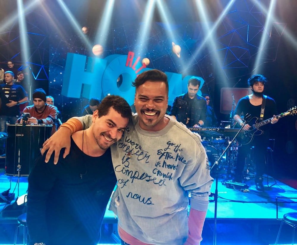Os cantores Bruno Cardoso e Thiago Martins em clique feito nos bastidores do Altas Horas (Foto: Juba Ibuti/TV Globo)