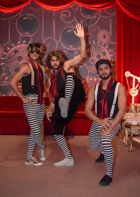 Felipe Simas, Rafael Vitti e Rodrigo Simas gravam campanha de fim de ano da Globo (Foto: Cesar Alves/ Globo/ Divulgação)