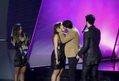 Anitta beijou o músico Leandro, do Atitude 67