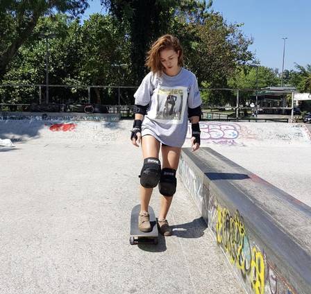 Laryssa Ayres faz aulas de skate para sua personagem em "O sétimo guardião" Foto: Felipe Carauta/Divulgação)