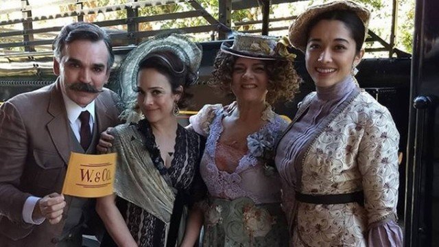 Julieta ao lado de Vicente, Agatha e Mariko, em Orgulho e Paixão (Foto: Reprodução)