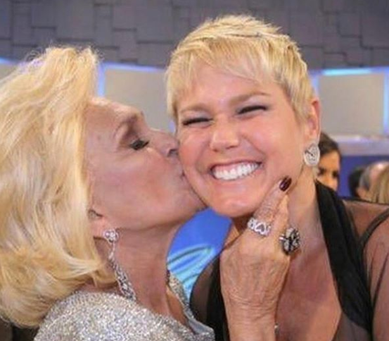 Xuxa recebe beijo no rosto de Hebe Camargo. (Foto: Reprodução)
