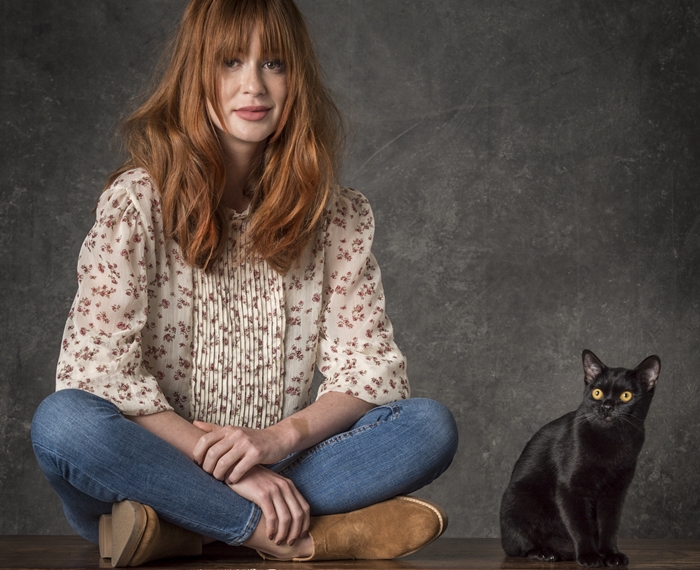 Luz (Marina Ruy Barbosa) e o gato León em O Sétimo Guardião (Foto: Globo/João Cotta)