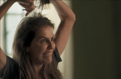 Deborah Secco em cena eletrizante de Karola cortando os cabelos em Segundo Sol