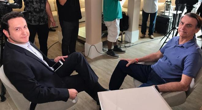 Bolsonaro e o repórter Eduardo Ribeiro (Foto: Divulgação)