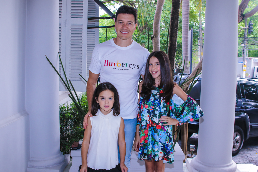 Rodrigo Faro com as filhas, Helena e Maria (Foto: Thiago Duran/AgNews)