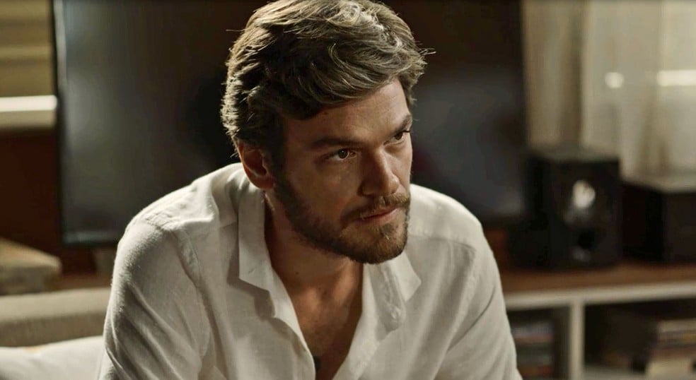 Beto faz um pedido à Rosa em Segundo Sol (Foto: Reprodução)
