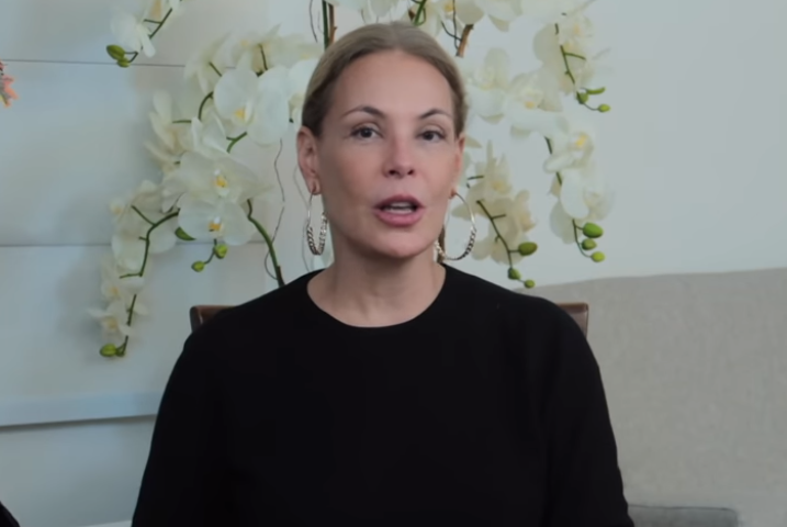 A atriz Carolina Ferraz em entrevista para Leda Nagle (Foto: Reprodução)