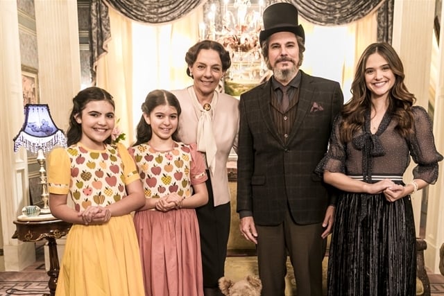 Dom Sabino (Edson Celulari) e sua família em O Tempo Não Para (Foto: Globo/João Miguel Júnior)