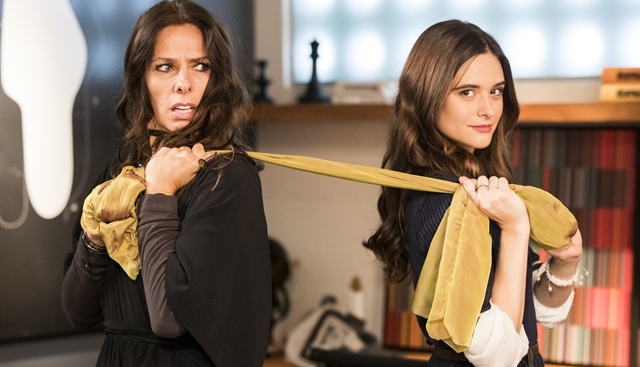 Zelda (Adriane Galisteu) e Marocas (Juliana Paiva) em O Tempo Não Para (Foto: Globo/Victor Pollak)