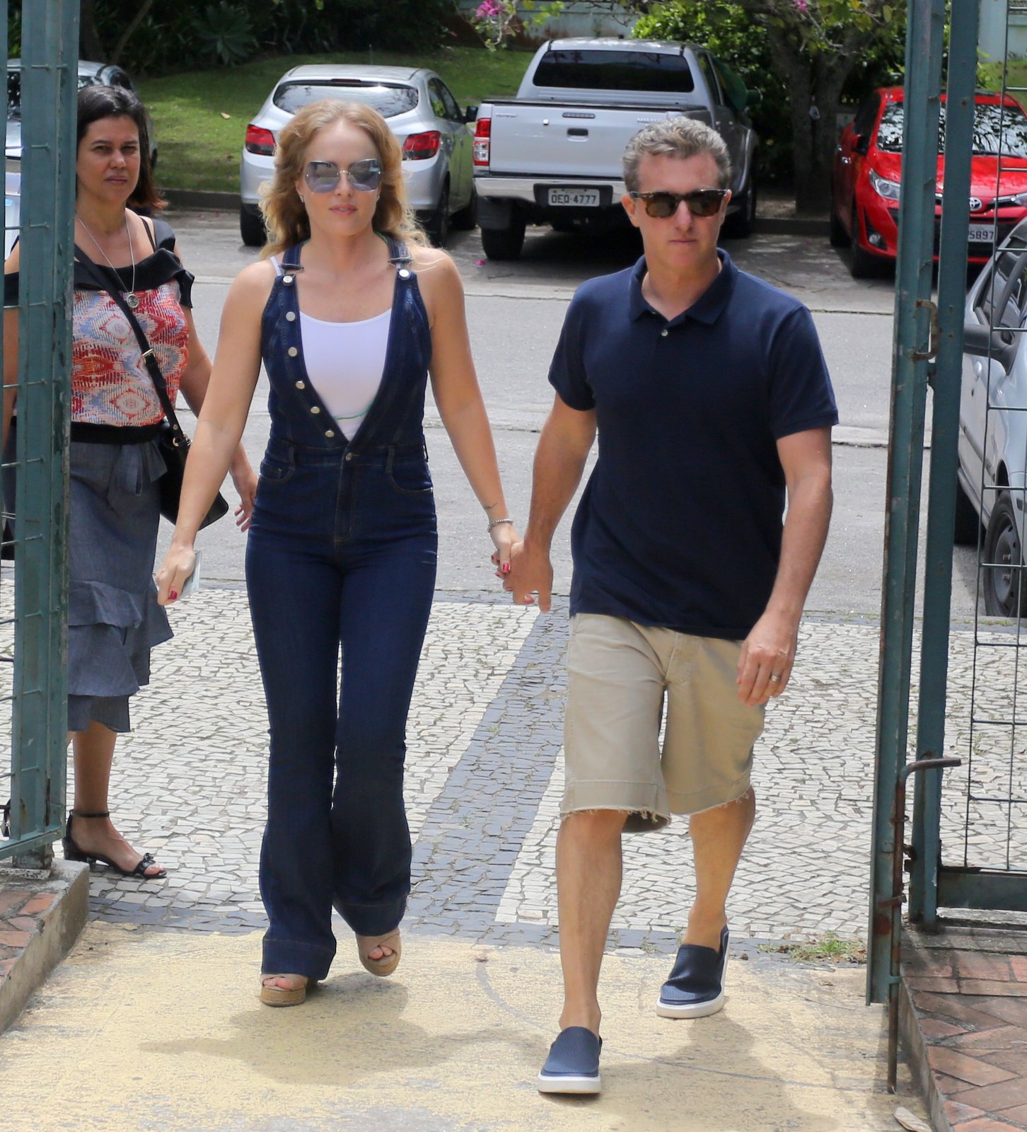 Luciano Huck e Angélica votam na Barra da Tijuca, no RJ - AGNEWS (Foto: Reprodução)