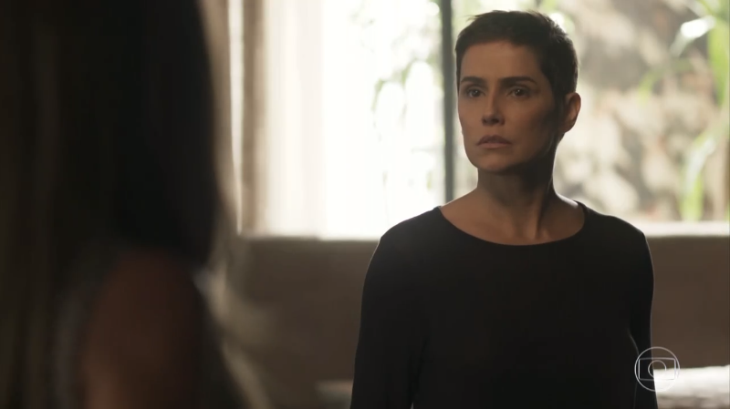 Karola (Deborah Secco) e Laureta (Adriana Esteves) em Segundo Sol (Foto: Reprodução/Globo)