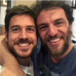 Marco Pigossi é homenageado por Rodrigo Lombardi e detalhe em foto chama atenção