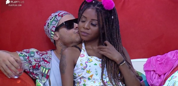 Leo Stronda e Luane Dias em clima de romance em A Fazenda (Foto: Reprodução)
