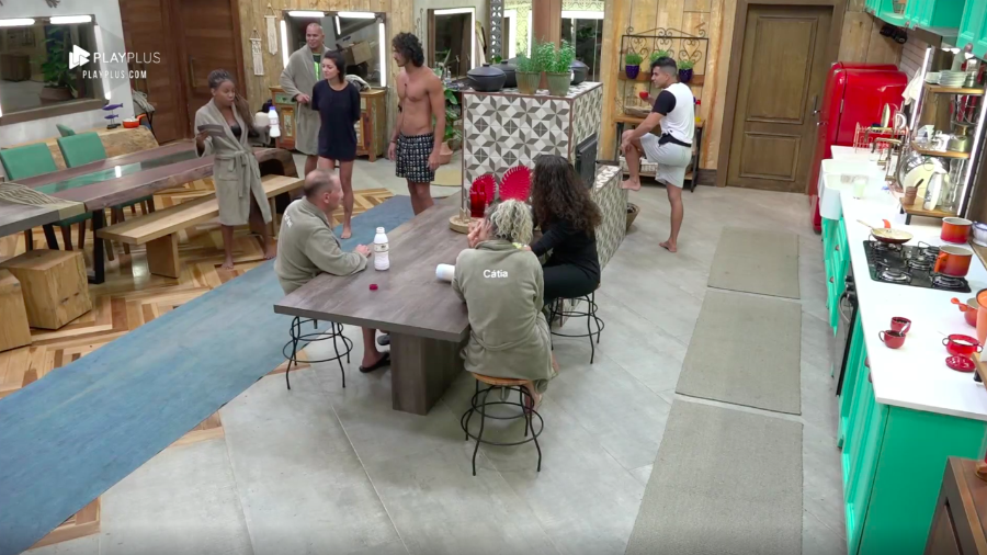 Luane Dias e Gabi Prado causaram uma punição aos demais peões de A Fazenda (Foto: Reprodução/PlayPlus)