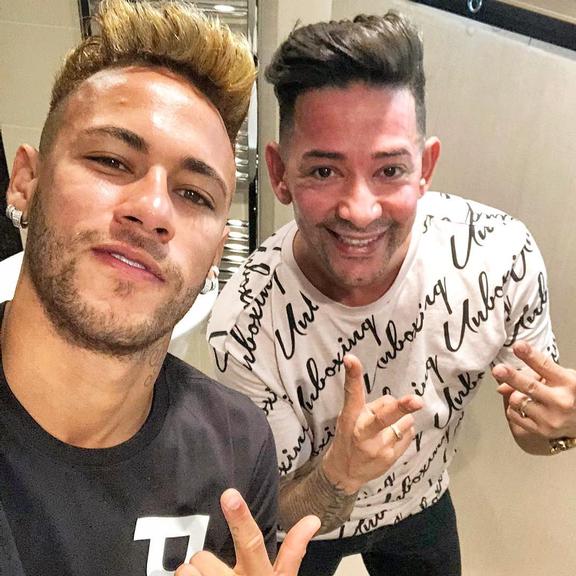 O jogador apareceu com o novo visual ao lado do cabeleireiro