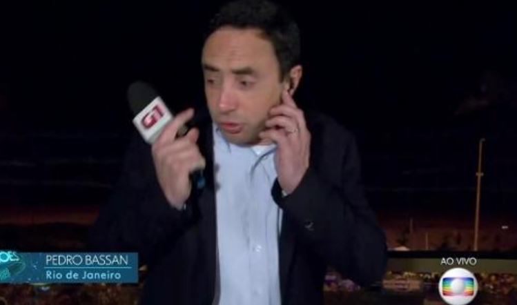 Repórter Pedro Bassan leva susto daqueles ao vivo na Globo (Foto: Reprodução)