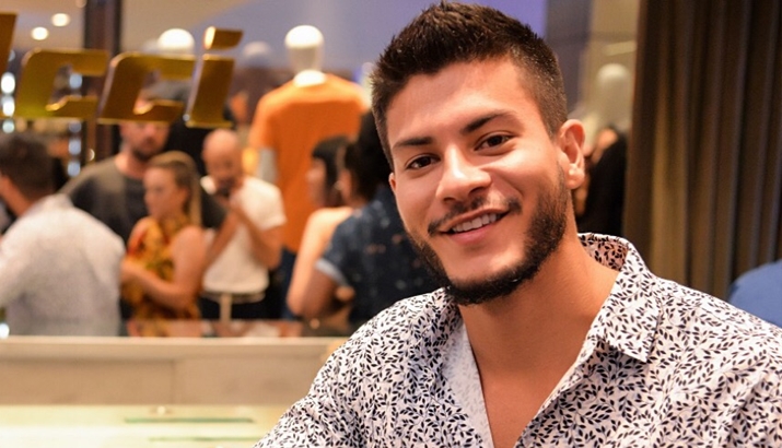 Arthur Aguiar assinou novo contrato com a Globo. (Foto: Divulgação)