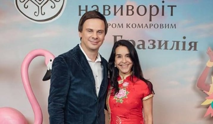 Lucélia Santos ao lado do jornalista ucraniano Dmitry Komarov. (Foto: Reprodução)