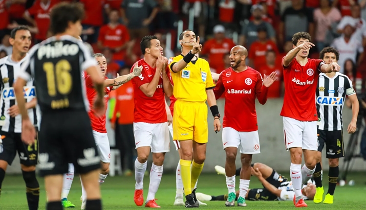 SporTV atrasou repetição de lance polêmico no jogo entre Internacional e Santos. (Foto: Divulgação)