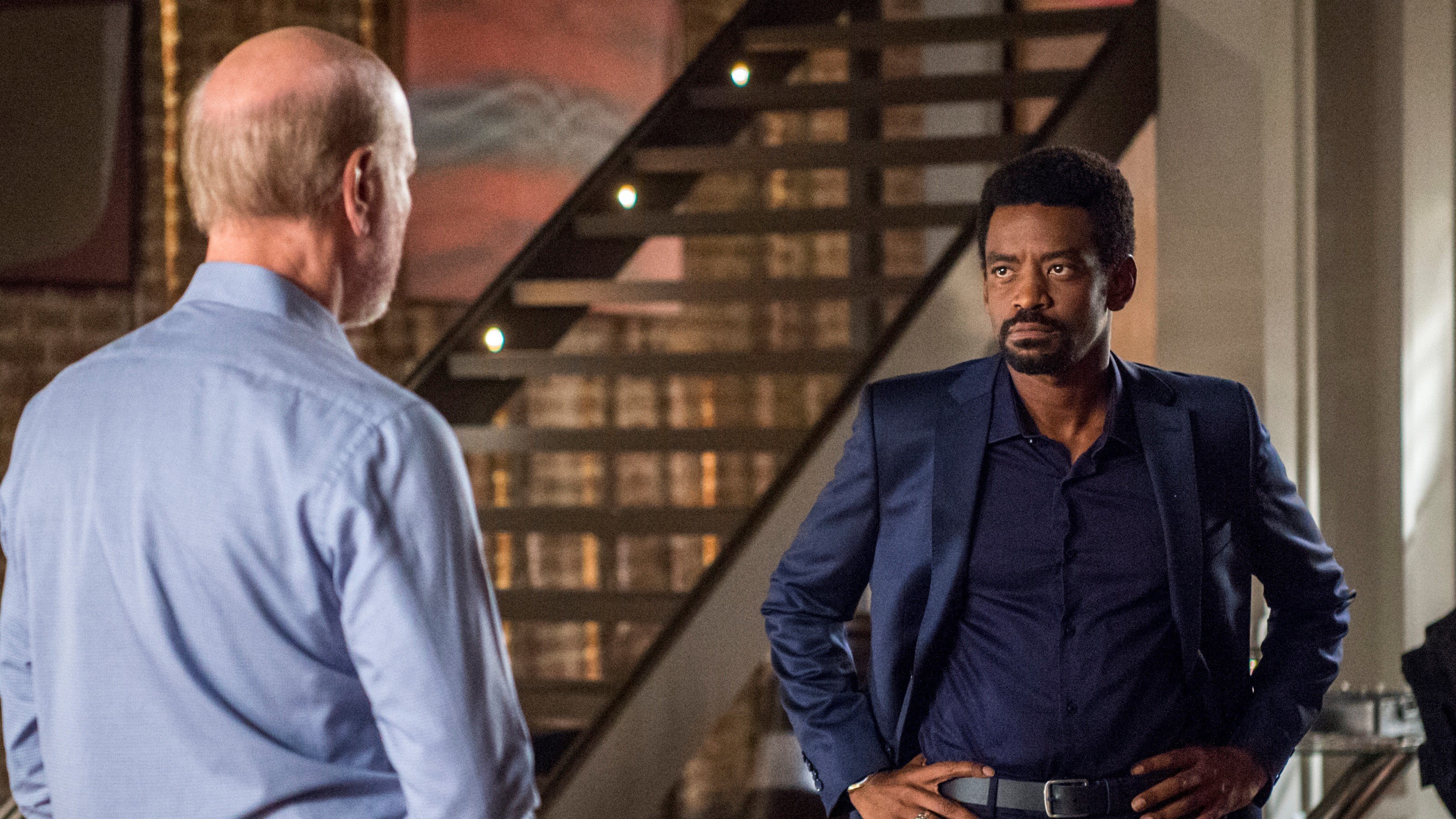 Roberval (Fabrício Boliveira) e Severo (Odilon Wagner) em cena de Segundo Sol (Foto: Reprodução)