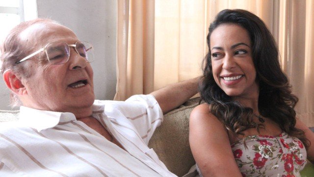 Samantha Schmütz e Othon Bastos em cena de Carcereiros (Foto: Beto Besant/ Globo/ Divulgação)