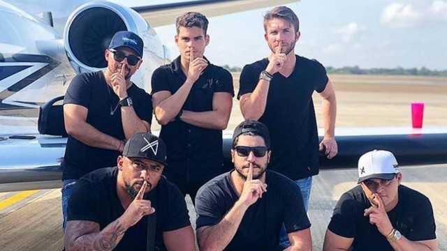 Thiago Magalhães com amigos e o cantor Xand Avião em Noronha (Foto: reprodução/ instagram)
