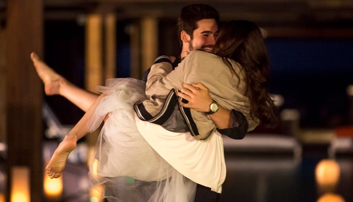 Samuca (Nicolas Prattes) e Marocas (Juliana Paiva) em O Tempo Não Para (Foto: Globo/Isabella Pinheiro)
