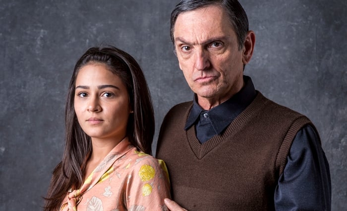 Elisa (Giullia Buscacio) e Jurandir (Paulo Miklos) em O Sétimo Guardião (Foto: Globo/João Cotta)