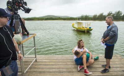Rafael Vitti e Isabelle Drummond ensaiam cena com Jorge Fernandonas gravações de Verão 90 em Cabo Frio
(Foto: Globo/João Cotta)