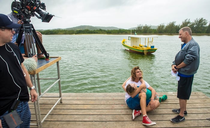 Rafael Vitti e Isabelle Drummond ensaiam cena com Jorge Fernandonas gravações de Verão 90 em Cabo Frio (Foto: Globo/João Cotta)