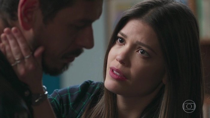 Vitoria Strada (Cris) e João Vicente de Castro (Alain) em Espelho da Vida (Foto: Reprodução/Globo)