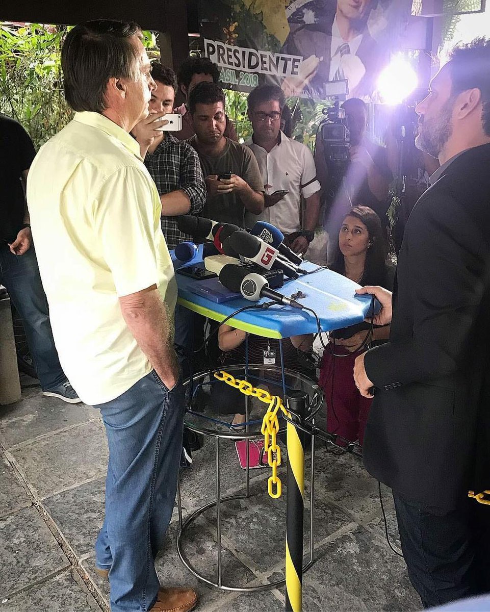 Bolsonaro em sua coletiva em cima de prancha (Foto: Reprodução)