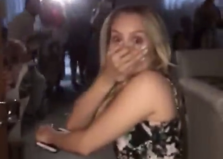 Carla Diaz chega em casa e é surpreendida.