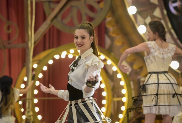 Camila Queiroz na gravação da vinheta de fim de ano (Foto: Cesar Alves/TV Globo)