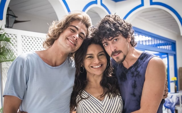 Janaína (Dira Paes) com os filhos João (Rafael Vitti) e Jerônimo (Jesuíta Barbosa) em Verão 90 (Foto: Globo/João Miguel Júnior)