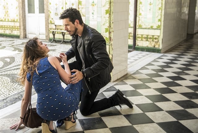 Isabel (Alinne Moraes) é derrubada por Alain (João Vicente de Castro) em Espelho da Vida (Foto: Globo/João Miguel Júnior)