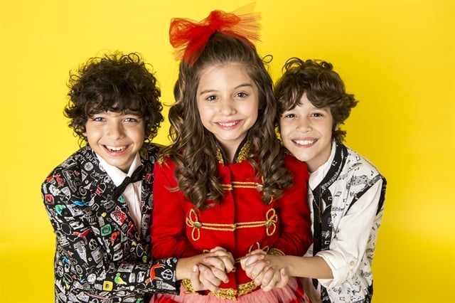 Jeronimo (Diogo Caruso), Manuzita (Melissa Nóbrega) e João (João Bravo) em Verão 90 (Foto: Globo/João Cotta)