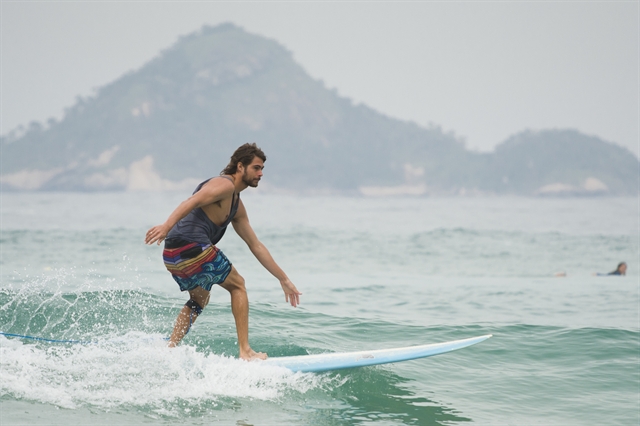 Rafael Vitti surfando para a novela Verão 90<br /> (Foto: Globo/Cesar Alves)