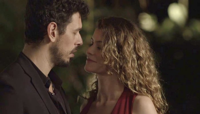 Alain (João Vicente de Castro) e Isabel (Alinne Moraes) em Espelho da Vida (Foto: Reprodução/Globo)