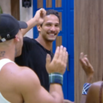 A Fazenda: No dia do aniversário de João Zoli, peões cantam os parabéns para o modelo e festejam como podem