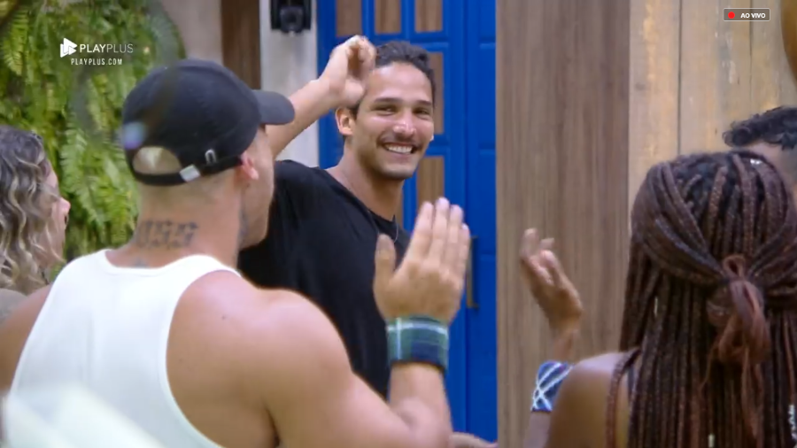 João Zoli ganha surpresa dos demais peões em A Fazenda (Foto: Reprodução/PlayPlus)