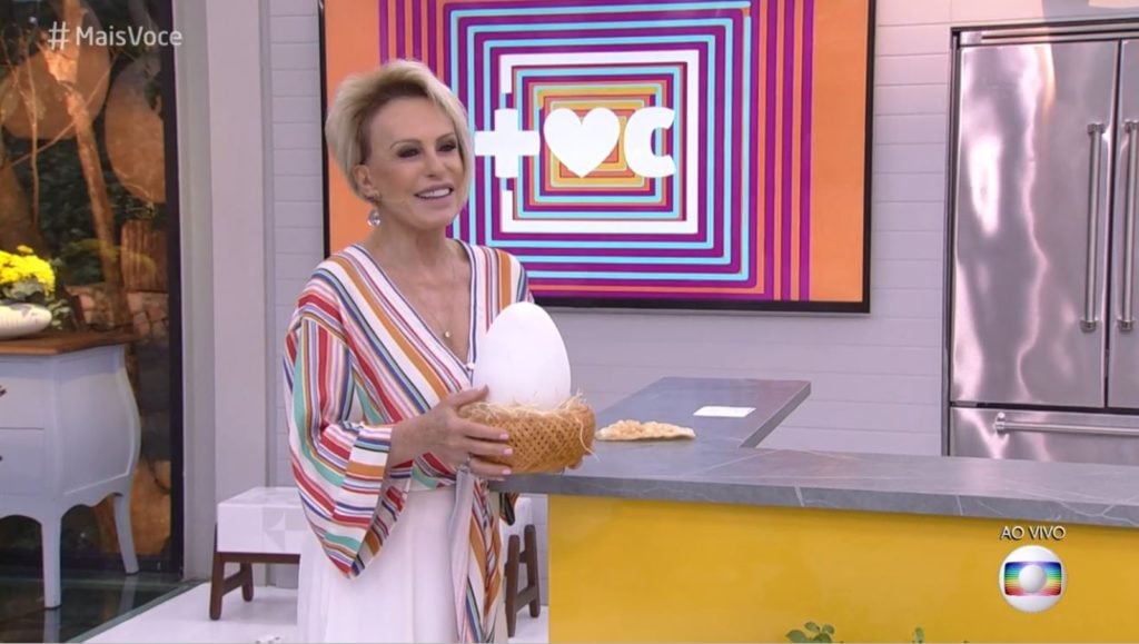 Ana Maria Braga com ovo do Louro José na mão no Mais Você da Globo (Foto reprodução TV Globo/Gshow)