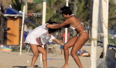 Cantora se atracou com amiga na praia e chamou a atenção. (Foto: AgNews)
