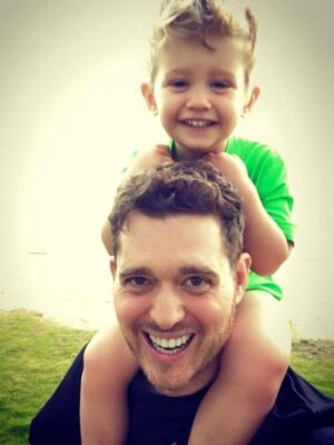 Michael Buble e seu filho Noah (Foto: Reprodução Facebook)