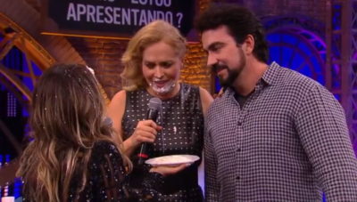O padre Fábio de Melo levou tortada de Tatá Werneck no Lady Night. (Foto: Reprodução)